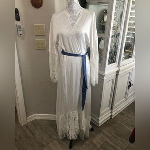 White Full Length Lace Trimmed Robe with Sash Size Small Lingerie Coverup